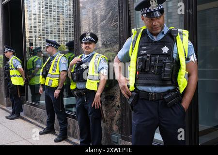 Chicago, Illinois, USA. August 2024. Die Polizei säumt die Straßen von Chicago in Vorbereitung auf Proteste während der DNC Convention. (Kreditbild: © Laura Brett/ZUMA Press Wire) NUR REDAKTIONELLE VERWENDUNG! Nicht für kommerzielle ZWECKE! Stockfoto