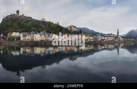 Panoramablick auf die Skyline von Cochem mit Schloss Cochem und Kirche St. Martin - Cochem, Rheinland-Pfalz, Deutschland Stockfoto