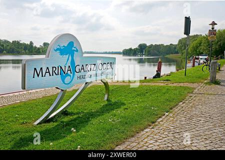 Uferpromenade an der oder in Gartz oder Inmitten des Nationalparks Unteres Odertal und direkt an der oder liegt die kleine Landstadt Gartz oder. Die ehemalige Hanse Stadt befindet sich an der Grenze zu Polen. Am Ufer der oder verläuft durch Gartz der oder-Neiße-Fahrradweg. Direkt in der Stadt gibt es eine Marina, auf der Freizeit Kapitäne auf ihrem Weg zur Ostsee, oder nach Berlin Halt machen können. Gartz oder Brandenburg Deutschland *** Flusspromenade an der oder in Gartz oder die kleine Landstadt Gartz oder liegt mitten im Nationalpark Unteres Odertal und direkt o Stockfoto