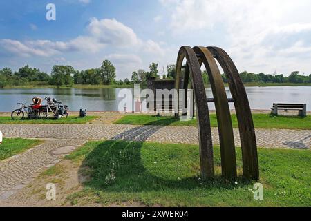 Uferpromenade an der oder in Gartz oder Inmitten des Nationalparks Unteres Odertal und direkt an der oder liegt die kleine Landstadt Gartz oder. Die ehemalige Hanse Stadt befindet sich an der Grenze zu Polen. Am Ufer der oder verläuft durch Gartz der oder-Neiße-Fahrradweg. Hier ein Pfeiler einer in den letzten Tagen des 2. Weltkreiges zerstört die Oderbrücke. Gartz oder Brandenburg Deutschland *** Uferpromenade an der oder in Gartz oder mitten im Nationalpark Unteres oder und direkt an der oder liegt die kleine Landstadt Gartz oder, die ehemalige Hansestadt Stockfoto