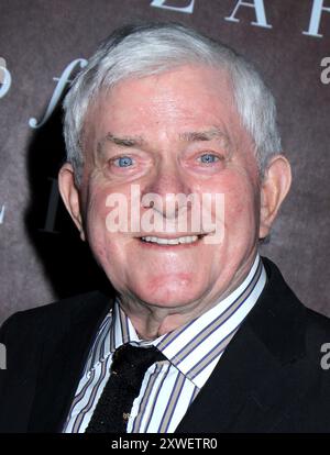 New York City, USA. Mai 2017. Phil Donahue, Moderator der Talkshow, starb friedlich zu Hause in New York nach langer Krankheit, am 18. August im Alter von 88 Jahren. --------------------- Phil Donahue „The Wizard of Lies“ New York Premiere im Museum of Modern Art am 11. Mai 2017 © Steven Bergman/AFF-USA.com Credit: AFF/Alamy Live News Stockfoto