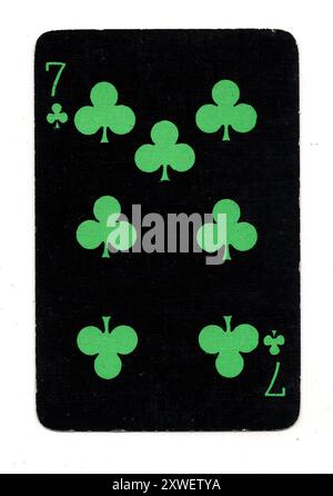 Eine Vintage-schwarze 7 von Clubs, die Karte isoliert auf weißem Hintergrund spielen. Stockfoto