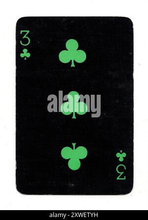 Eine Vintage-schwarze drei von Clubs, die Karte auf weißem Hintergrund spielen. Stockfoto