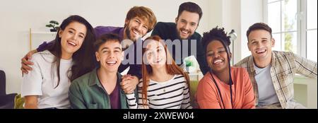 Vielfältiges Gruppenporträt junger glücklicher Absolventen, Teenager, College-Freunde nahe beieinander Stockfoto