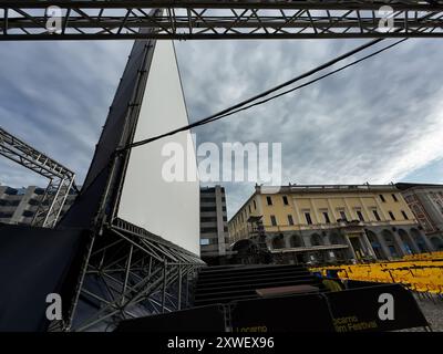 LOCARNO, SCHWEIZ - 15. AUGUST 2024: 77. Ausgabe des Internationsfilmfestivals Locarno die Großleinwand auf dem Hauptplatz Piazza Grande Stockfoto