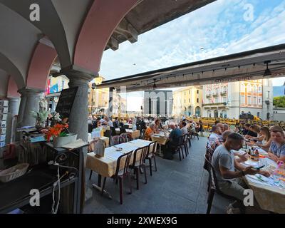 LOCARNO, SCHWEIZ - 15. AUGUST 2024: Lokales Leben beim Internationalen Filmfestival Locarno, der Großleinwand auf dem Hauptplatz Piazza Grande Stockfoto