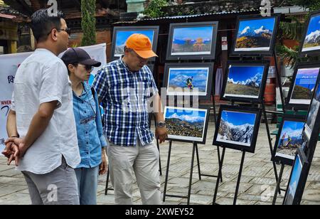 19. August 2024: Besucher besuchen eine Fotoausstellung mit dem Titel „When Mountain Smiles“ anlässlich des 185. Weltfotografietages, organisiert vom National Forum of Photo Journalists (NFPJ) am Patan Durbar Square in Lalitpur, Nepal am 19. August 2024. (Kreditbild: © Sunil Sharma/ZUMA Press Wire) NUR REDAKTIONELLE VERWENDUNG! Nicht für kommerzielle ZWECKE! Stockfoto