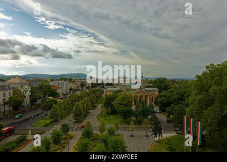 Budapest Ungarn mit dem Parlamentsgebäude, der Burg Buda und der Kettenbrücke. Genießen Sie den Charme der Donau und die pulsierende Stadtlandschaft Stockfoto