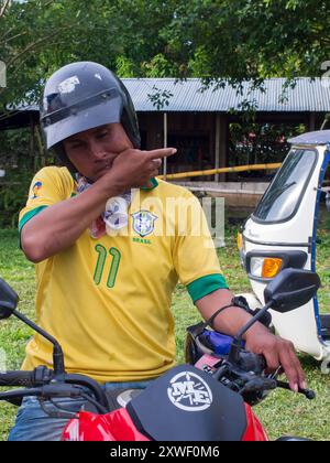 Tabatinga, Brasilien - September 2017: Porträt eines Mannes auf einem Motorrad in einem Helm - Brasilianer. Lateinamerika Stockfoto