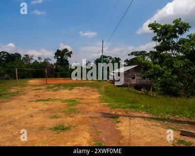 San Pedro, Brasilien - September 2017: Ein Sportplatz zum Fußballspielen in einem kleinen Dorf im Amazonas-Regenwald. Amazonien. Lateinamerika. Stockfoto