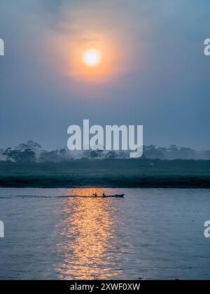 Iquitos, Peru, 21. September 2017: Kleines Boot mit Einheimischen auf dem Amazonasfluss während Sonnenaufgang, Amazonasgebiet. Lateinamerika. Stockfoto