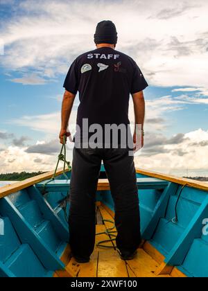 Tabatinga, Brasilien - Dez 2017: Lokaler Guide navigiert das Boot, das auf dem Amazonas-Fluss fährt. Amazonien. Lateinamerika Stockfoto