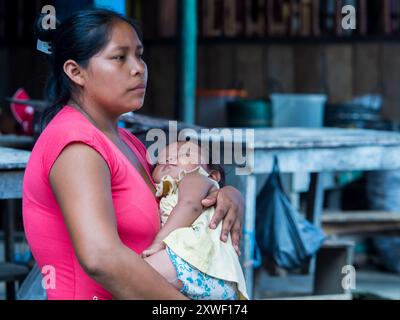 Belen, Peru - Dezember 2017: Eine Mutter mit einem kleinen Kind auf dem Markt in Iquitos inmitten des Amazonasregenwaldes am Ufer des Amazonasflusses. Stockfoto