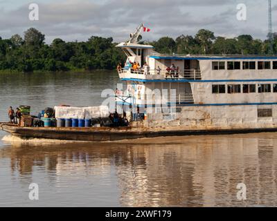 Amazonas, Peru - 12. Dez 2017: Frachtschiff mitten im Amazonas, Amazonien, Südamerika Stockfoto