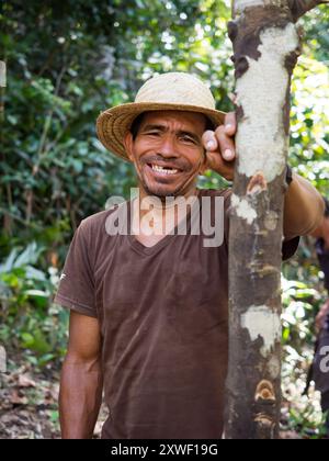 Dschungel, Brasilien - 7. Mai 2016: Glücklicher brasilianischer Mann im Regenwald. Stockfoto