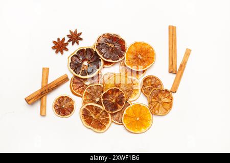 Getrocknete Orangenscheiben, Sternanis und Zimtstangen auf weißem Hintergrund Stockfoto