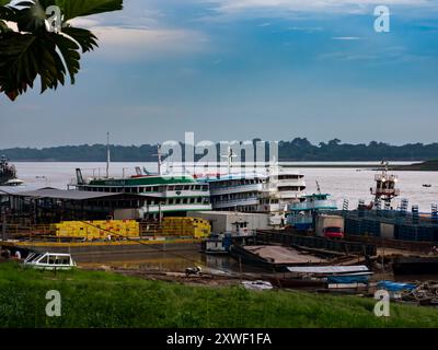 Tabatinga, Brasilien - Dezember 2019: Blick auf den Hafen am Ufer des Amazonas. Südamerika. Stockfoto