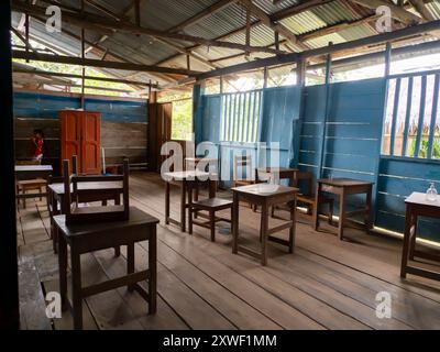 Puerto Miguel, Peru - April 2022: Grundschule in einem kleinen Dorf im Dschungel der Wunder. Tropische Regenwälder. Lateinamerika. Stockfoto