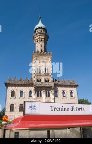 Kinderzug fährt vor dem Villa Crespi Hotel in Orta San Giulio - Lake Orta, Provinz Novara, Piemont Stockfoto