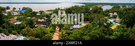 Blick auf das Dorf Puerto Narino mit dem Amazonas im Hintergrund. Wache von Mirador Naipata. Kolumbien, Amazonien, Südamerika Stockfoto