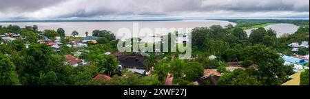 Blick auf das Dorf Puerto Narino mit dem Amazonas im Hintergrund. Wache von Mirador Naipata. Kolumbien, Amazonien, Südamerika Stockfoto