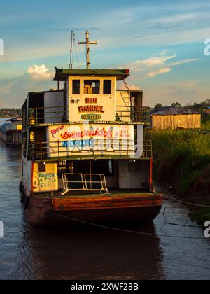 Santa Rosa, Peru - 24. März 2018: Blick auf die beiden langsamen Boote „Maria fernanda“ und „Don Manuel“ im kleinen Hafen am Amazonas. Amazonien. Süd-Ameri Stockfoto