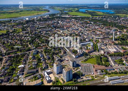 Luftbild, Ortsansicht und Wohngebiet Wesel, Fernmeldeturm langer Heinrich und Alter Wasserturm, Blick zum Fluss Rhein, unten Bahnhof Wesel und ZOB Busbahnhof Franz-Etzel-Platz und Hochhäuser, oben der Auesee, Wesel, Ruhrgebiet, Niederrhein, Nordrhein-Westfalen, Deutschland ACHTUNGxMINDESTHONORARx60xEURO *** Luftansicht, Stadt- und Wohngebiet Wesel, Fernmeldeturm langer Heinrich und alter Wasserturm, Blick auf den Rhein, unterhalb Wesel Bahnhof und ZOB Busbahnhof Franz Etzel Platz und Wolkenkratzer, oberhalb Auesee, Wesel, Ruhrgebiet, Niederrhein, Nordrhein-Westfalen Stockfoto
