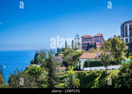 Das historische 5-Sterne-Hotel Belmond Reid's Palace Hotel, Funchal, Madeira, Portugal, liegt über dem Atlantik auf einer hohen Klippe. Gäste haben inkl. Stockfoto