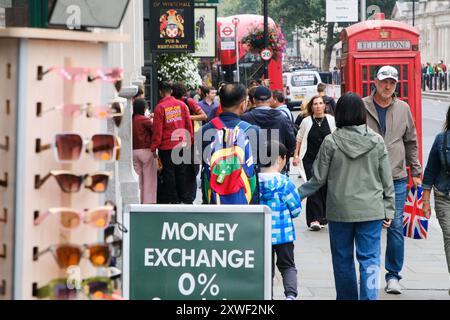 London, Großbritannien. August 2024. Der britische Tourismus hat ein Defizit von 2,8 Mrd. GBP, da die Besucher unter dem Niveau vor der Pandemie liegen, Touristen und Besucher im Zentrum Londons. Quelle: Matthew Chattle/Alamy Live News Stockfoto