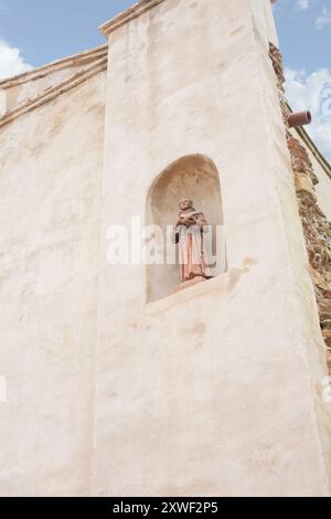 San Gabriel, Kalifornien, USA - 14. April 2024: Eine Statue in der Mauer der San Gabriel Mission Church. Stockfoto