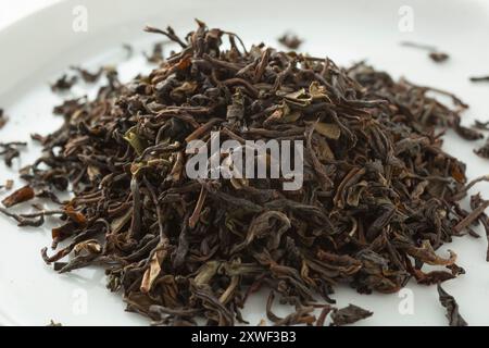 Ein Blick auf einen Haufen losen schwarzen Puttabong-Tees. Stockfoto