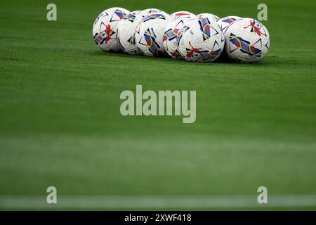 Eine Reihe offizieller Bälle der Puma Serie A ist während des Fußballspiels der Serie A zwischen SS Lazio und Venezia FC im Olimpico-Stadion in Rom (Italien) am 18. August 2024 zu sehen. Stockfoto