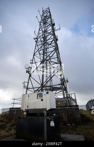 Ulstercom Handy-Telekommunikationsmast mit Reserve-Diesel-Generator oben auf dem Sammelberg Glas na bradan Holz newtownabbey, County Ameise Stockfoto