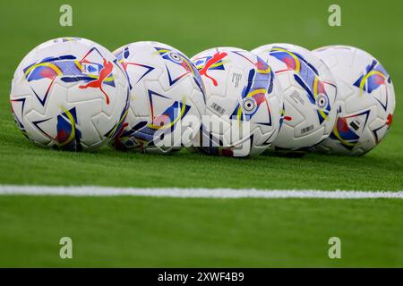 Eine Reihe offizieller Bälle der Puma Serie A ist während des Fußballspiels der Serie A zwischen SS Lazio und Venezia FC im Olimpico-Stadion in Rom (Italien) am 18. August 2024 zu sehen. Stockfoto