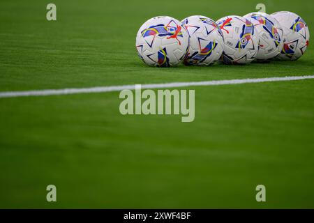 Eine Reihe offizieller Bälle der Puma Serie A ist während des Fußballspiels der Serie A zwischen SS Lazio und Venezia FC im Olimpico-Stadion in Rom (Italien) am 18. August 2024 zu sehen. Stockfoto