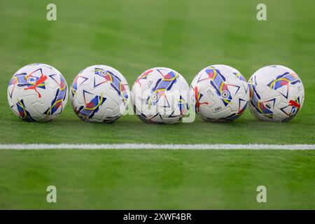 Eine Reihe offizieller Bälle der Puma Serie A ist während des Fußballspiels der Serie A zwischen SS Lazio und Venezia FC im Olimpico-Stadion in Rom (Italien) am 18. August 2024 zu sehen. Stockfoto