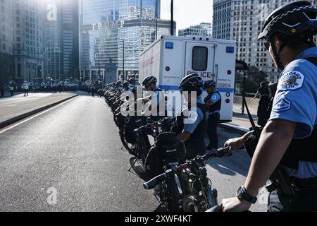 Chicago, Illinois, USA. August 2024. Die Polizei säumt die Straßen von Chicago in Vorbereitung auf Proteste während der DNC Convention. (Kreditbild: © Laura Brett/ZUMA Press Wire) NUR REDAKTIONELLE VERWENDUNG! Nicht für kommerzielle ZWECKE! Stockfoto