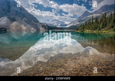 Bergreflektionen am Bow Lake im Banff National Park, Alberta, Kanada Stockfoto