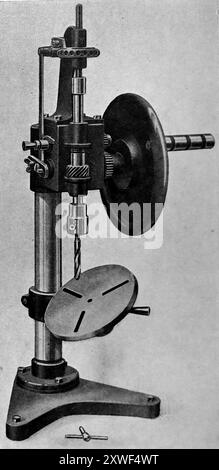 Eine handbetriebene Bohrmaschine von Drummond (Guildford, England). Diese Fotografie stammt von einer großen Auswahl von größtenteils nicht zugeschriebenen technischen Illustrationen und Fotos, die ursprünglich 1936 veröffentlicht wurden. Größe und Qualität der Originale sind sehr unterschiedlich. Stockfoto