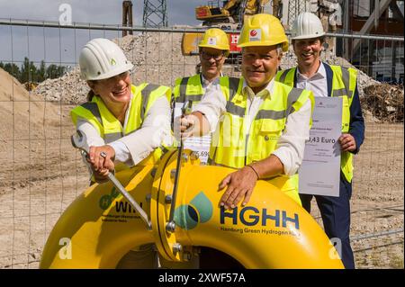 Bundesminister Robert Habeck, Gabriele Eggers, Gasnetz Hamburg, griffen symbolisch zum Schraubenschlüssel. Im Hintergrund: Micheal Dammann und Christian Heine 20240819ad731 Startsignal für IPCEI-Förderprojekte HGHH-Großelektrolyseur und HH-WIN Wasserstoffnetz auf dem Gelände des ehemaligen Kraftwerks Moorburg schreiten Rückbau und Flächenvorbereitung für die beiden Projekte, den Hamburg Green Hydrogen Hub HGHH und die Netzanbindung von HH-WIN voran. Mit dem 100-MW-Elektrolyseur für grünen Wasserstoff HGHH der Hamburger Energiewerke und ihres Projektpartners Luxcara sowie dem zunächst 40 Kilome Stockfoto