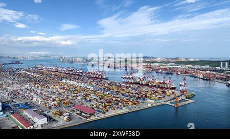 Qingdao, Chinas Provinz Shandong. August 2024. Ein Drohnenfoto zeigt eine Ansicht des Hafens Qianwan in Qingdao, ostchinesischer Provinz Shandong, 6. August 2024. Quelle: Li Ziheng/Xinhua/Alamy Live News Stockfoto