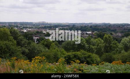 Der Glaskegel des Roten Hauses, der über Bäume und Vegetation hinter der Heiligen Dreifaltigkeit Kirche gesehen wird. Schwarzes Land. Wordlsey. West Midlands. UK 2024 Stockfoto