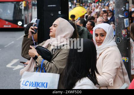 London, Großbritannien. August 2024. Der britische Tourismus hat ein Defizit von 2,8 Mrd. GBP, da die Besucher unter dem Niveau vor der Pandemie liegen, Touristen und Besucher im Zentrum Londons. Quelle: Matthew Chattle/Alamy Live News Stockfoto