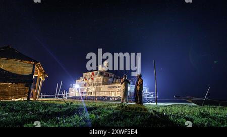 Das Emirates Friendship Hospital Schiff legte am Flussufer in Kapasia in Rangpur an. Stockfoto