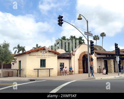 San Juan Capistrano, Kalifornien, USA - 14.04.2024: Blick auf den Eingang zur Mission San Juan Capistrano. Stockfoto