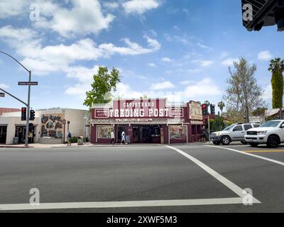 San Juan Capistrano, Kalifornien, USA - 14. April 2024: Blick auf eine Kreuzung in der Innenstadt von San Juan Capistrano. Stockfoto