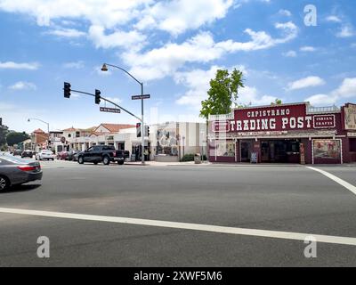 San Juan Capistrano, Kalifornien, USA - 14. April 2024: Blick auf eine Kreuzung in der Innenstadt von San Juan Capistrano. Stockfoto