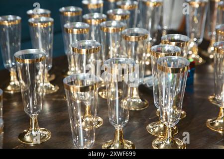 Ein Blick auf einen Tisch voller Plastik-Champagnergläser. Stockfoto