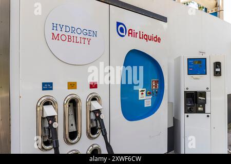 Rhoon, Niederlande - 08.08.2024: Wasserstofftankstelle in Rhoon, Niederlande, Nahaufnahme der Pumpen und des Terminals Stockfoto