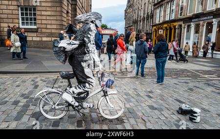 High Street, Edinburgh während der letzten Woche des Festivals Fringe 2024Edinburgh Fringe Festival 2024 - Künstler und Touristen auf der Royal Mile at t Stockfoto